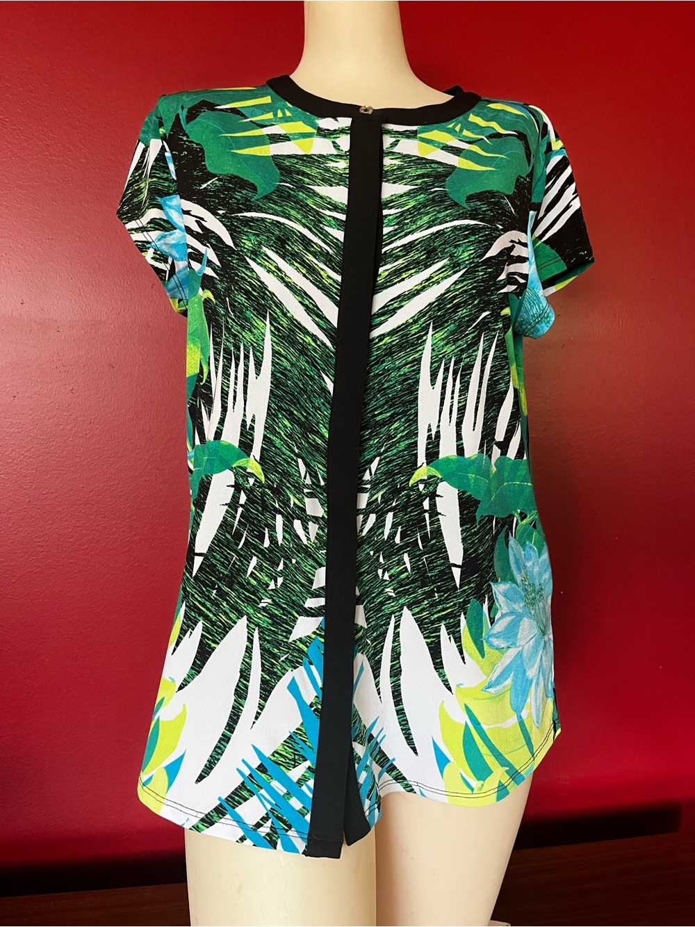 Like New Dana Buchman Tropical Print Full Button Down Blouse